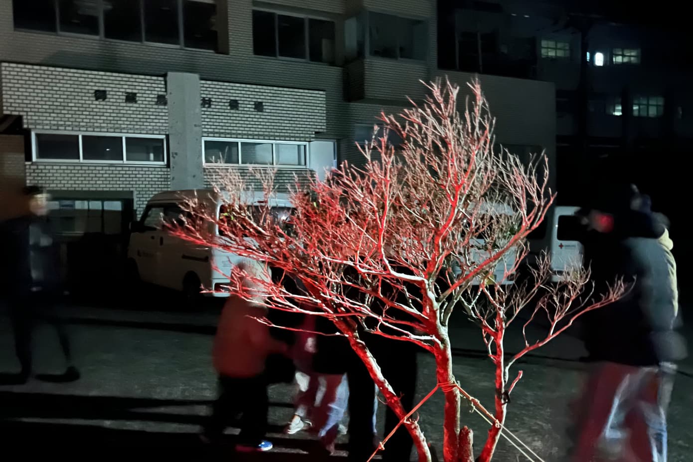 1月1日の早朝、まだ真っ暗なうちに村役場前に集合!