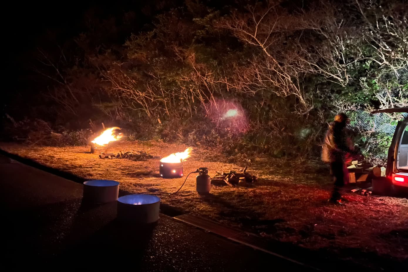 ゴール地点の、初日の出ポイントでは有志の方たちが暗いうちから準備をしています。