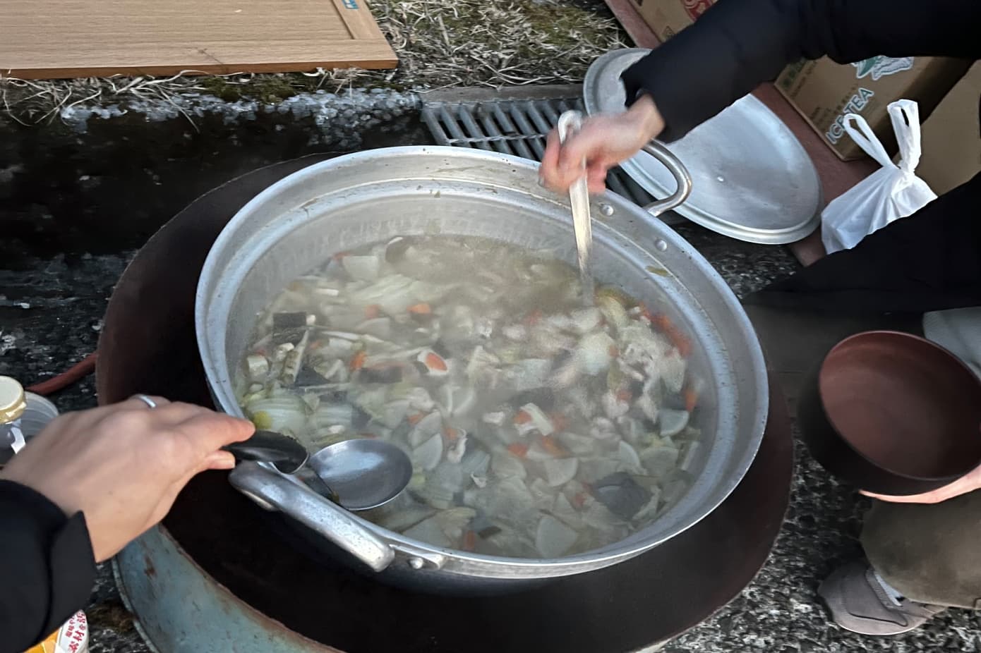 ゴール地点で振る舞われる具沢山のお雑煮。お餅もたくさん入っています。箸とお椀は持参で!